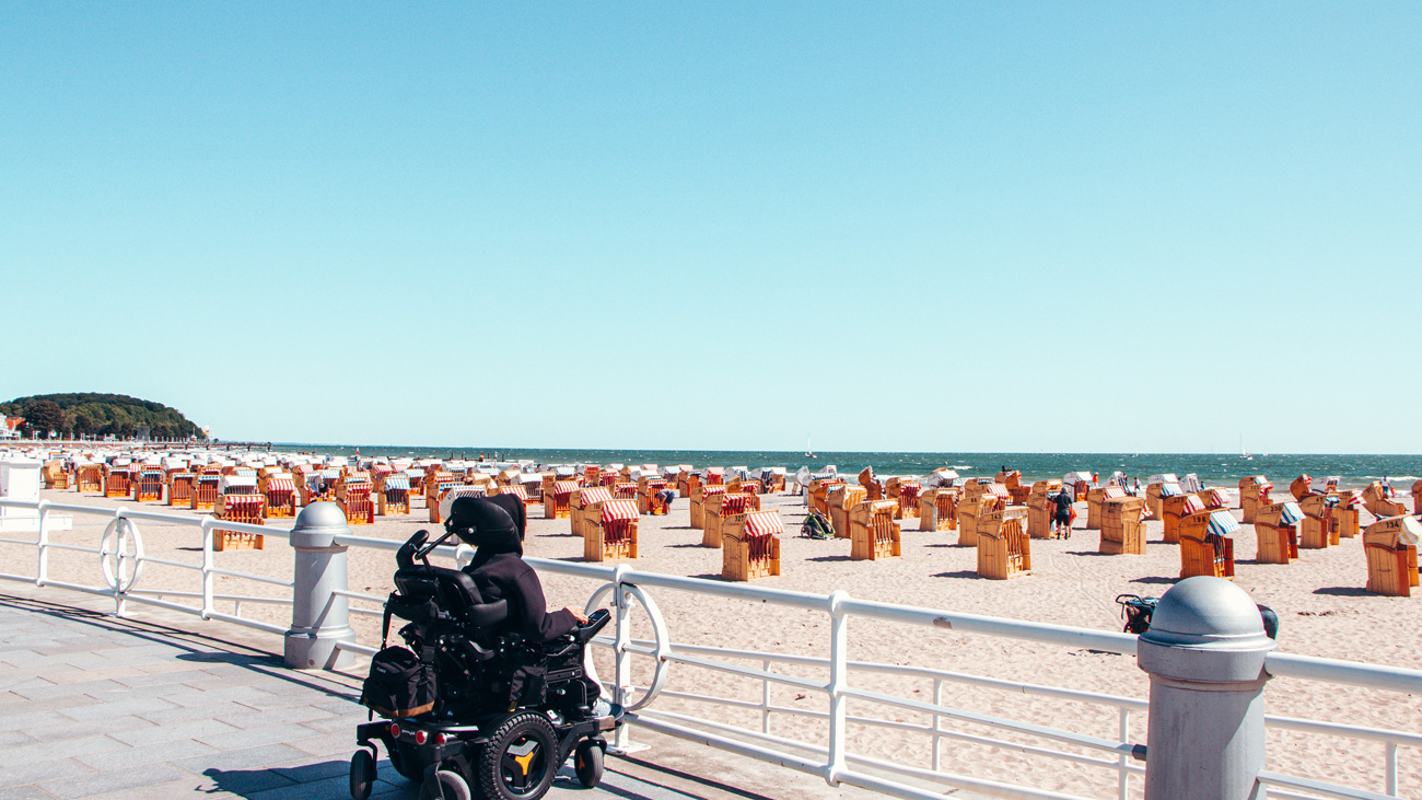 Ostsee in der Nähe von Hamburg kann man auch perfekt mir Rollstuhl erleben.
