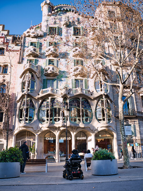 In Barcelona gibt es die Casa Batlló, ein bekanntes Haus mit einer außergewöhnlichen Gestaltung.