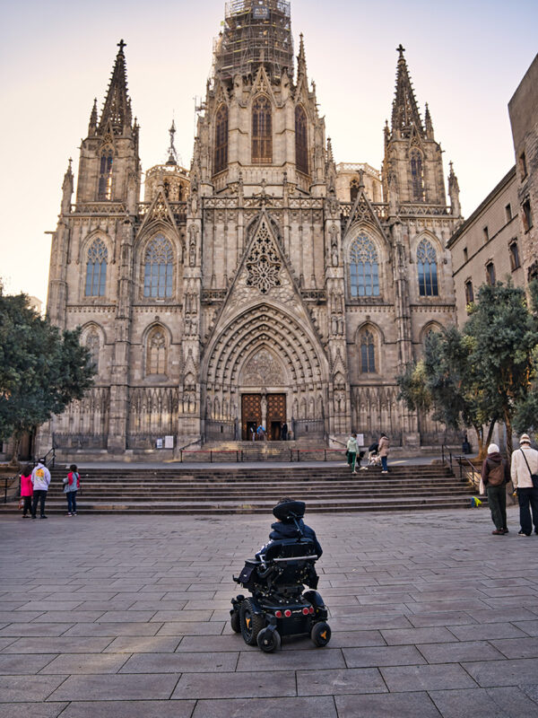 Die Kathedrale von Barcelona, auch bekannt als "La Catedral", ist ein beeindruckendes historisches Gebäude in Barcelona. Ihr imposantes Design und ihre prachtvolle Architektur ziehen Besucher aus aller Welt an.