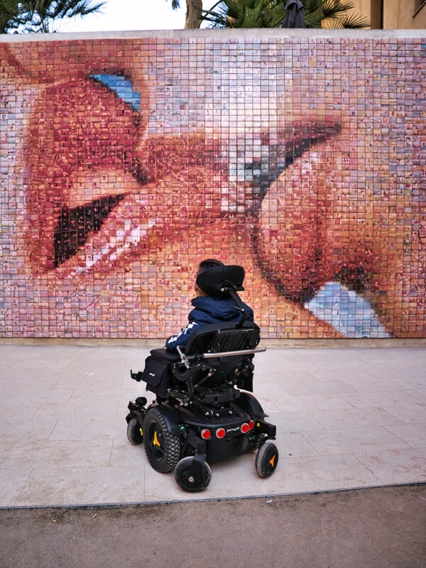 Erleben Sie das eindrucksvolle "The Kiss of Freedom" Wandbild in Barcelona, das die Freiheit und die innige Verbindung zur Stadt auf eindrucksvolle Weise zeigt.